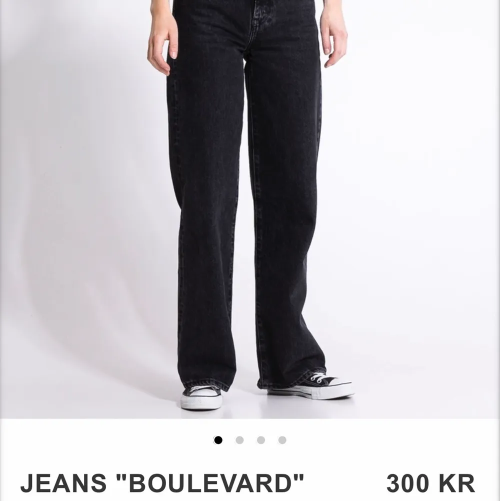 Säljer mina jeans då jag skaffat många av svarta jeans & för att dessa är för långa för mig! Älskar annars passformen 😍 pris går alltid att diskutera . Jeans & Byxor.