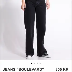 Säljer mina jeans då jag skaffat många av svarta jeans & för att dessa är för långa för mig! Älskar annars passformen 😍 pris går alltid att diskutera 