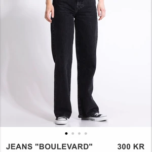 Svarta jeans  - Säljer mina jeans då jag skaffat många av svarta jeans & för att dessa är för långa för mig! Älskar annars passformen 😍 pris går alltid att diskutera 