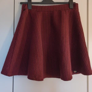 Vinröd kjol - Vinröd A formad kjol i tjockare tyg, i bra skick!🥰 Storlek: 36