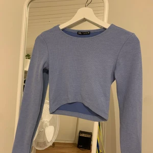 Långärmad crop top - En väldigt fin blå långärmad crop top köpt från zara, ribbad