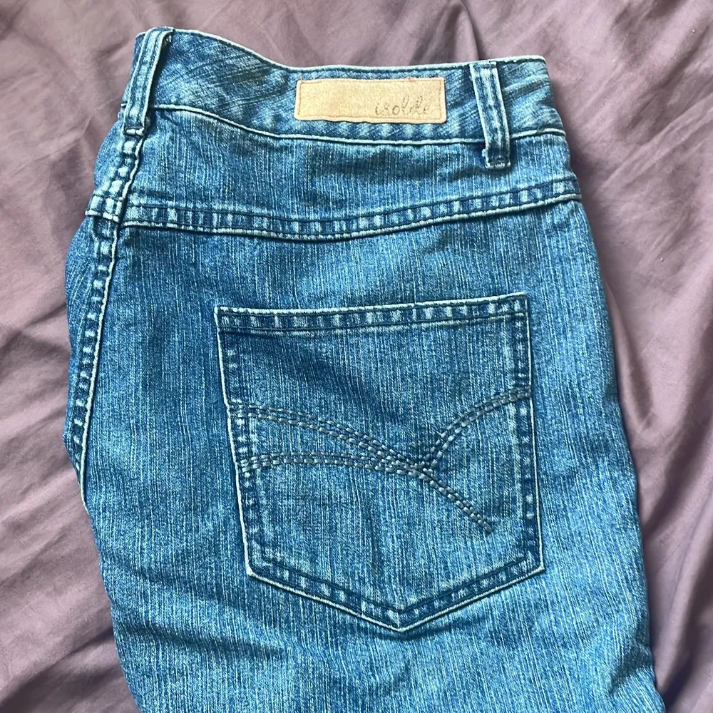 jeans från secondhand, den är lågmidjad och har en bra längd💕 den är också väldigt stretchig, passar 42 också!. Jeans & Byxor.