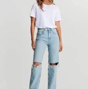 jeans från Gina i storlek S. Säljer pga för små för mig, det är även ett sträck (tråd) under vänstra hålet men det är inget man tänker på. Köpta för 599kr🤍💖 frakten är inräknat