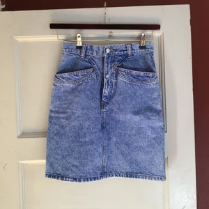 Stentvättade Blåjeans Kjol  - Unik secondhand kjol, köpt i Köpenhamn 2020. Tyvärr har den blivit för liten, passar bra för en storlek 34! Kjolen slutat någonstans mellan knäet och höften.