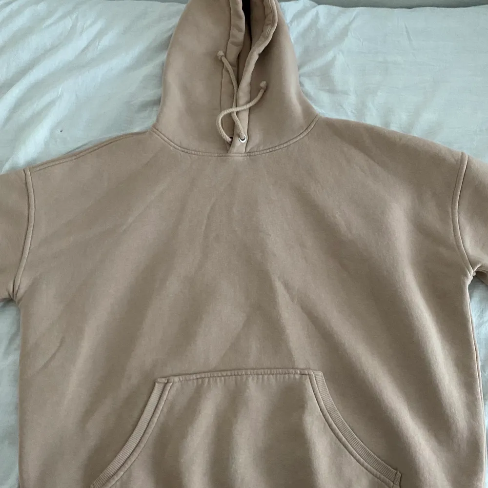 Jätte fin neutral oversized hoodie från bikbok. Köpt för ett år sen men har knappt använt 💞 storlek xl men passar som m/l . Hoodies.
