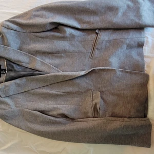 Grå Kavaj 🧥 - Grå, figursydd kavaj från hm i använt skick(extraknapp finns kvar😊). Tjockt och fint material