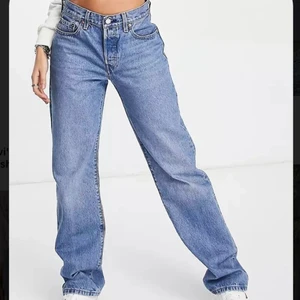 Levis jeans - BETALNING VIA SWISH!!!Helt nya Levis jeans 501. Säljer då dom är för tajt på mig. Första bilen är lånad, färgen syns bäst på bild 2&3😊 ordinarie pris 1200, säljer för 500kr +66kr spårbar frakt❤️