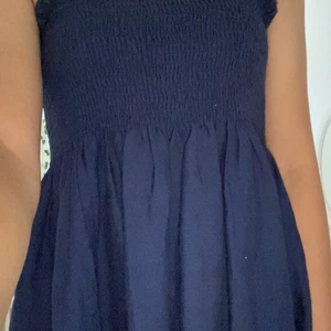 SHEIN linne strl S - Jätte fint och populärt marinblått linne tidigare köpt från SHEIN, säljer eftersom inte kommer till användning i min garderob. Är i väldigt bra skick! <333