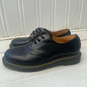 Dr martens - Dr martens 1461, knappt använda så i väldigt fint skick, bara litet veck vid hälen men annars typ nyskick. Nypris ca 1500 kr