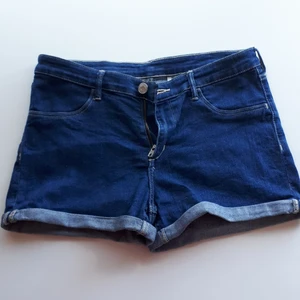 Shorts - Shorts i mörkblått! Använd fåtal gånger då jag inte brukar ha shorts på mig😅😅