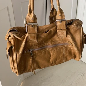 Snygg väska - Säljer denna snygga väska för att den inte kommer till användning. Den är gjord i fejkläder och ganska sliten i materialet. Har många användbara fack och rymmer väldigt mycket! 