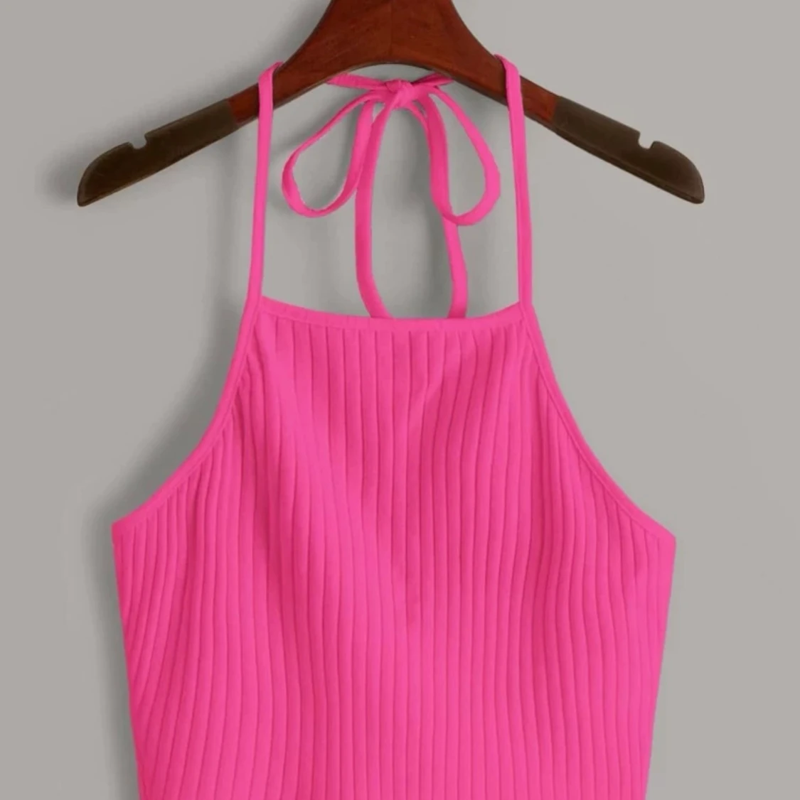 Rosa linne med snörning runt halsen