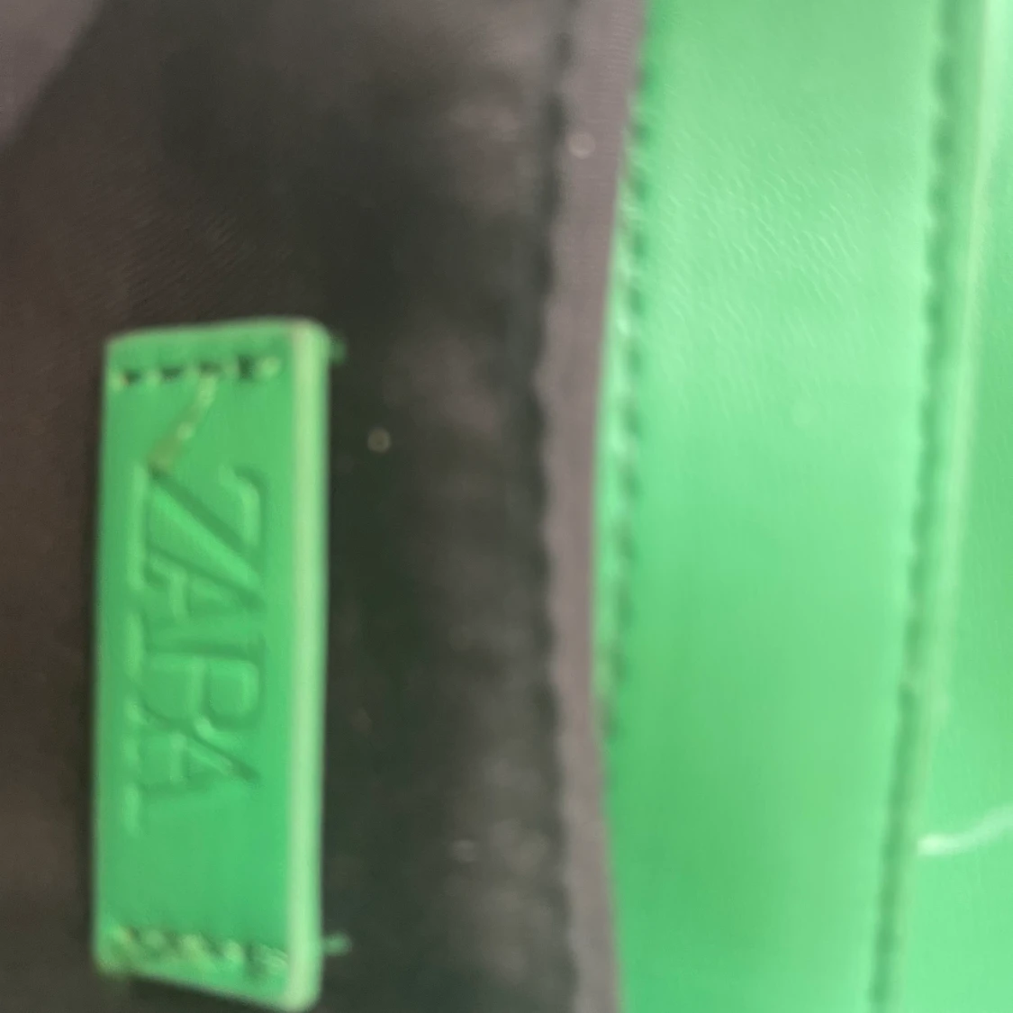  säljer den säljer den här gröna väskan är inte riktigt säker på om jag ska sälja  - 91