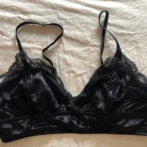 Sammets-bh från Monki i storlek S  - Väldigt sparsamt använd sammets-bh från Monki i storlek S. 