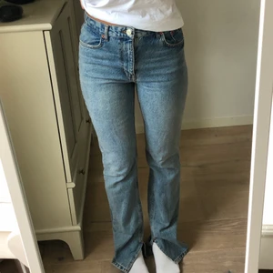 Jeans - Säljer dessa jeans med slits då jag har för många! Från zara i strl 38