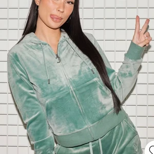 Juicy Couture kofta S - Jag säljer min juicy kofta i färgen chinois green, har inte använt den mycket alls. I frotté material. Skriv för egna bilder!