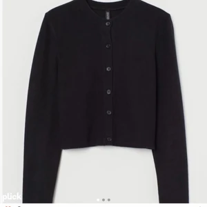 Svart kofta🖤 - Svart kofta som är super söt och har folanger längst knapparna! Är nästan oanvänd😍