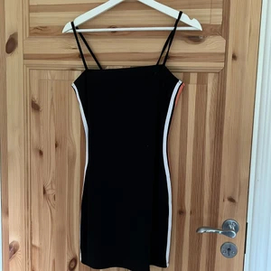 Klänning H&M - Skick 10/10 aldirg använt  Ny pris 199 ish  Kropps formad  Storlek M passar S lika bra 