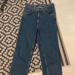 Bik bok jeans  - Modellen är kort, högmidjat,  Size 28, längd 32 