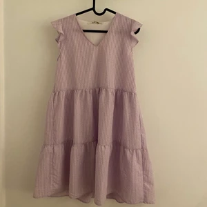 Rutig klänning - Rosa rutig klänning som tyvärr är lite för stor på mig! Köpt på sellpy men från ONLY 💕💕