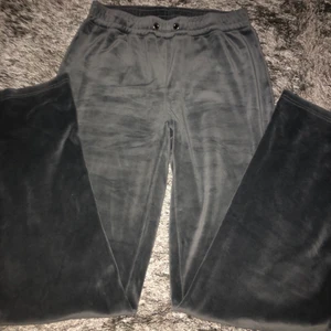 Gina tricot mjukis - Rätt så nya mjukis använt fåtal gånger, inga fel på dom. Vill man ha bandet som man knyter med så finns det också. Storlek S men passar även M 