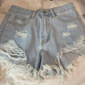 Shorts - Ett par helt nya jeans shorts från SHEIN