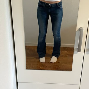 Miss sixty jeans - Säljer dessa jätte snygga miss sixty jeans eftersom de tyvärr inte kommer till användning, Jag är ca 167-168 och de passar mig bra i längden, De är storlek 29 men skulle säga att de sitter som 26/27, De är avklippta längst ner som man ser på sista bilden. De är bootcut. De har inga tydliga defekter och är i bra skick. Skriv privat för fler bilder. Pris går att diskutera 
