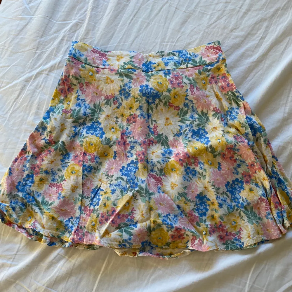 Säljer denna jätte söta kjol från stradivarius 💖 Den är i super fin skick och nästan som ny. Den har en dragkedja vid sidan och shorts under vilket är helt perfekt 🤩 . Kjolar.