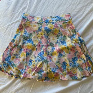 Säljer denna jätte söta kjol från stradivarius 💖 Den är i super fin skick och nästan som ny. Den har en dragkedja vid sidan och shorts under vilket är helt perfekt 🤩 