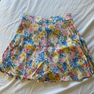 Kjol  - Säljer denna jätte söta kjol från stradivarius 💖 Den är i super fin skick och nästan som ny. Den har en dragkedja vid sidan och shorts under vilket är helt perfekt 🤩 