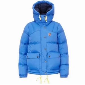 Fjällräven jacka ljusblå  - Säljer nu min jättefina fjällräven jacka i färgen ljusblå, superskön till vintern och hösten🥰 köptes för ca 6000kr på deras hemsida för ca 2 år sedan. Byter helst mot en Meotine jacka helst grå eller svart❤️