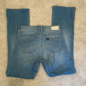 Jättefina lågmidjade bootcut lee jeans som tyvärr är för små för mig 💓 midjemåttet: 68 innerbensmåttet: 72 ( passar nån som är under 160)