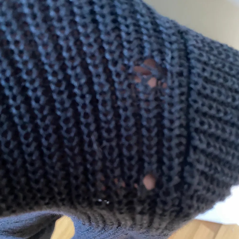 Superfin stickad tröja från Filippa K. Det är två hål på ena axeln som man lätt kan sy ihop. Fint skick annars och köparen står för frakten💓 (den ser mörkblå ut på bilderna men den är svart). Stickat.