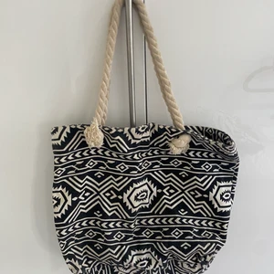 Väska - Svart-vit-mönstrad strandväder som jag köpt i Italien för några år sedan. Jag har inte använt den särskild mycket💕 det är bara att höra av sig om  ni har några frågor❤️