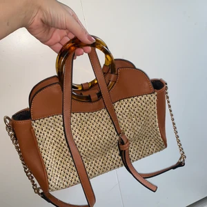 Snygg praktisk väska! - Jätte fin väska med avtagbara band 💓 från en väskbutik i stan, vet dessvärre inte vilken. Nypris 399:- 