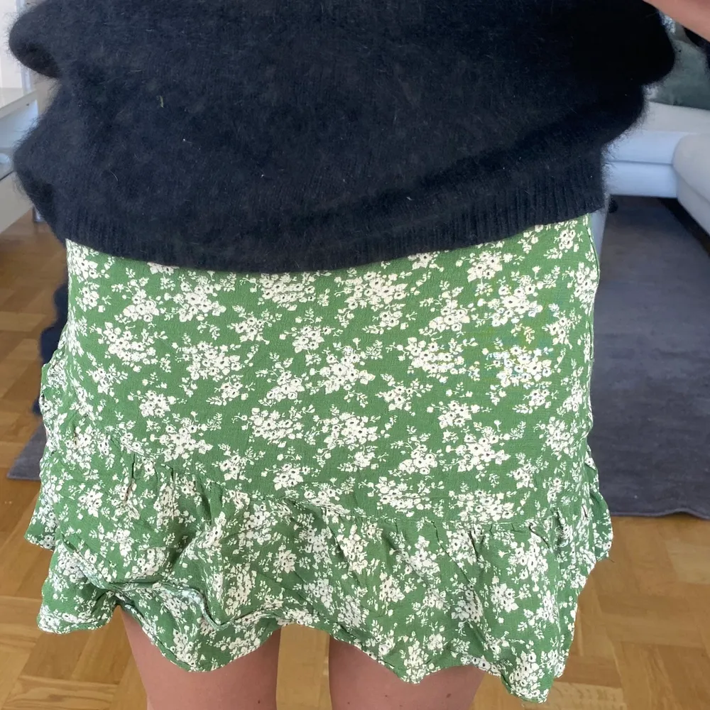 Fin grön blommig kjol från Urban outfitters💓. Kjolar.
