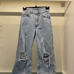Blå jeans med hål - Fint skick! Tyvärr för små för mig.