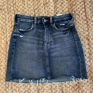 Jeanskjol - Jeanskjol som tyvärr har fått en ”spricka” på sidan längs sömmen. Du kan se det på andra bilden. Men det går lätt att laga/ sy ihop.