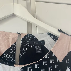 Klänning  - Super fin klänning som passar perfekt nu till sommaren! Klänningen är instiftelse 44 men skulle själv säga att den är som en 38/40💕