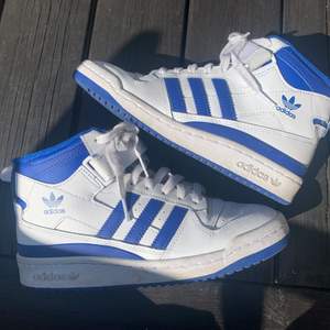 INTRESSEKOLL!!🙌🙌 Intressekoll på mina asssnygga blåa adidas forum high😍 säljer endast vi bra bud , skorna är i bra skicka o endast använda ett fåtal gånger ❤️❤️🙏🙌🙌