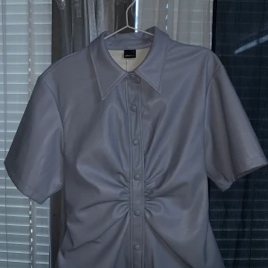 Ginatricot Fancy ”tröja” - En jätte snygg ”tröja ” i läder/skin ( inte riktigt läder) som passar perfekt för dig som har stark känsla för mode och kan rocka alla plagg du bär ;) färgen är en blå/grå färg ( lutar sig mer åt blå ) Har inte använts!