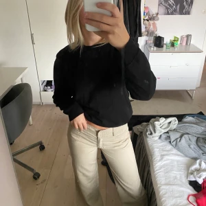 Sweatshirt - En svart och en vit sweatshirt i samma modell