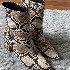 Boots med klack  - Supersnygga klackar från Gina tricot, endast använda en gång så i superfint skick!