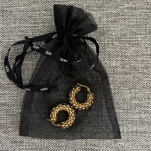 Coco Hoops WOS - Coco Hoops från WOS - Superfina tjocka creolörhängen i guldpläterat rostfritt stål.  H 27 mm B 27 mm  Skickar med Portokod (ej spårbart) för 13kr men det gick inte att välja som leveransalternativ. 