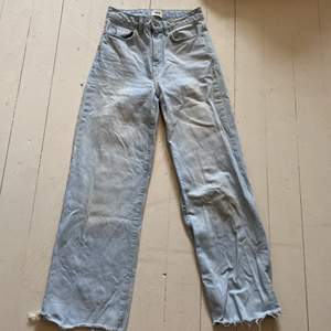 Boulevard jeans från lager 157 i stl XS. Säljer då dessa jeans för dom har tyvärr blivit för små för mig. I gott skick och nästan helt oanvända, så jeansen kan va en aning tajta i början. Dock finns det några små fläckar på knäna men inget man tänker på😊
