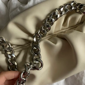 Väska  - så söt väska ifrån Zalando, köpt för 1/2 år sedan men i jätte fint skick. Kommer inte till användning längre. Köptes för 499kr och säljer endast för ett bra pris😊 Tryck ej på ”köp nu” utan skriv till mig först🥰