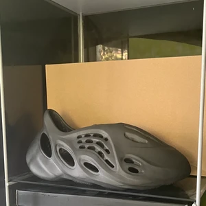 Yeezy foam runner Onyx - ✔️Yeezy foam runner onyx i storlek 48,5 men passar som 47 1/2 (US 13)✔️ ✅ DS (oanvända) ✅ 🔥Box och kvitto finns🔥⚡️Kan frakta eller mötas upp i Stockholm⚡️💜Svarar gärna på frågor/skickar flera bilder💜 🎸Pris kan diskuteras vid snabb affär 🎸