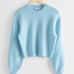 Blå stickad tröja från & Other Stories - Superfin ljusblå stickad tröja från & Other Stories. Har tyvärr aldrig kommit till användning så superfint skick. Går ej att köpa längre. Storlek M, mer åt S. Köpare står för frakt. Kan mötas upp i Stockholm.