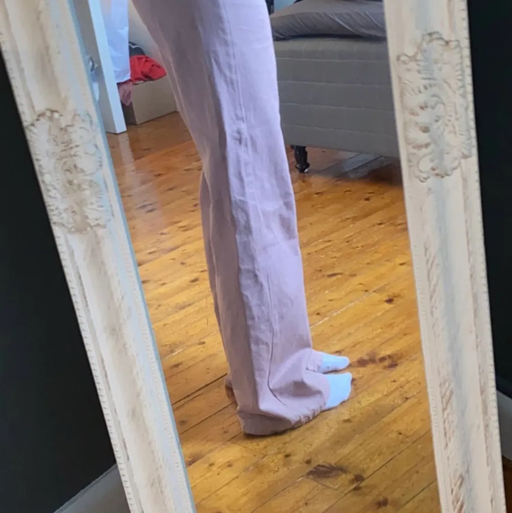 Säljer dessa rosa jeans från monki i storlek 26. Använda ett fåtal gånger men fortfarande i super fint skick. Säljer dem då jag ej använder dem längre. Lite långa för mig som är 164cm men annars sitter dem perfekt. Säljer dem för 200 inklusive frakt. . Jeans & Byxor.