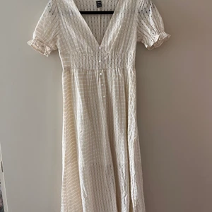 Klänning - Klänning från SHEIN, strl XS/34. Färgen är svår att beskriva, men skulle säga ljusbeige/gul. Tyvärr för liten för mig. Modellen är vadlång på mig som är 170cm. 